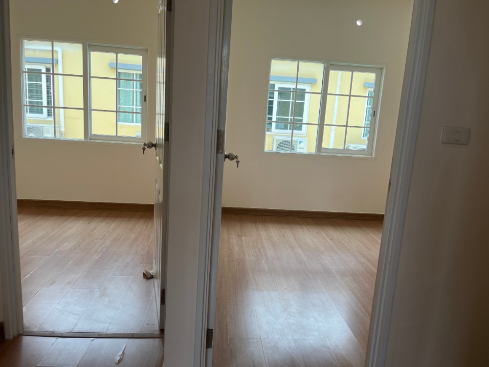 For SaleTownhomePattanakan, Srinakarin : P-2499 Urgent sale! Golden Town 2 On Nut-Pattanakarn, beautiful house, good location, convenient travel.