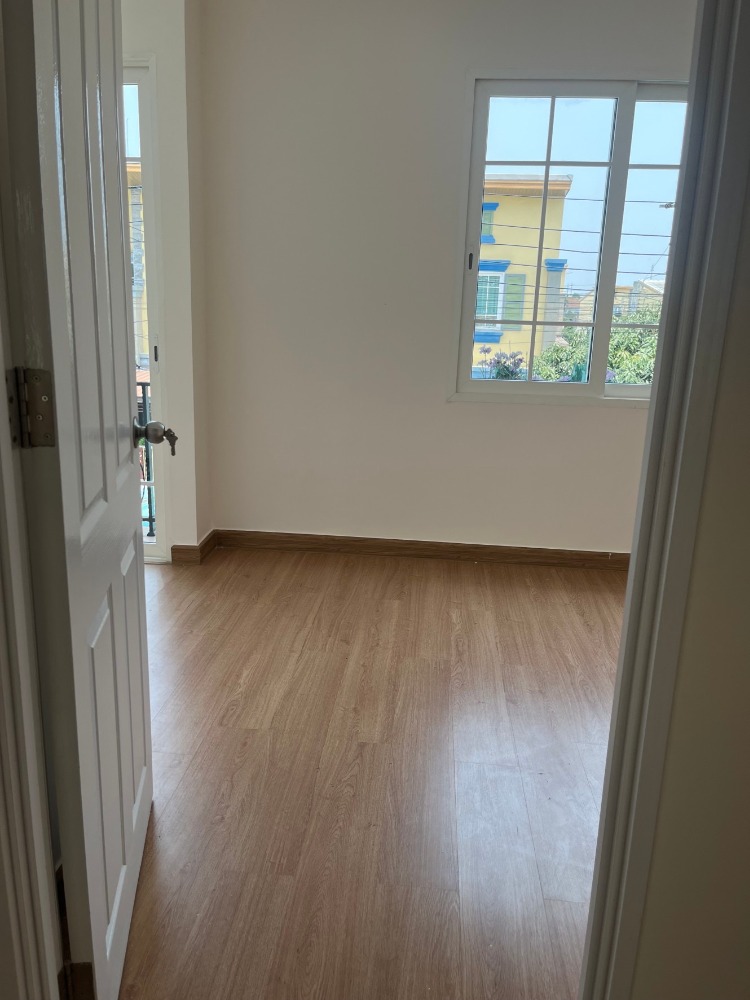 For SaleTownhomePattanakan, Srinakarin : P-2499 Urgent sale! Golden Town 2 On Nut-Pattanakarn, beautiful house, good location, convenient travel.