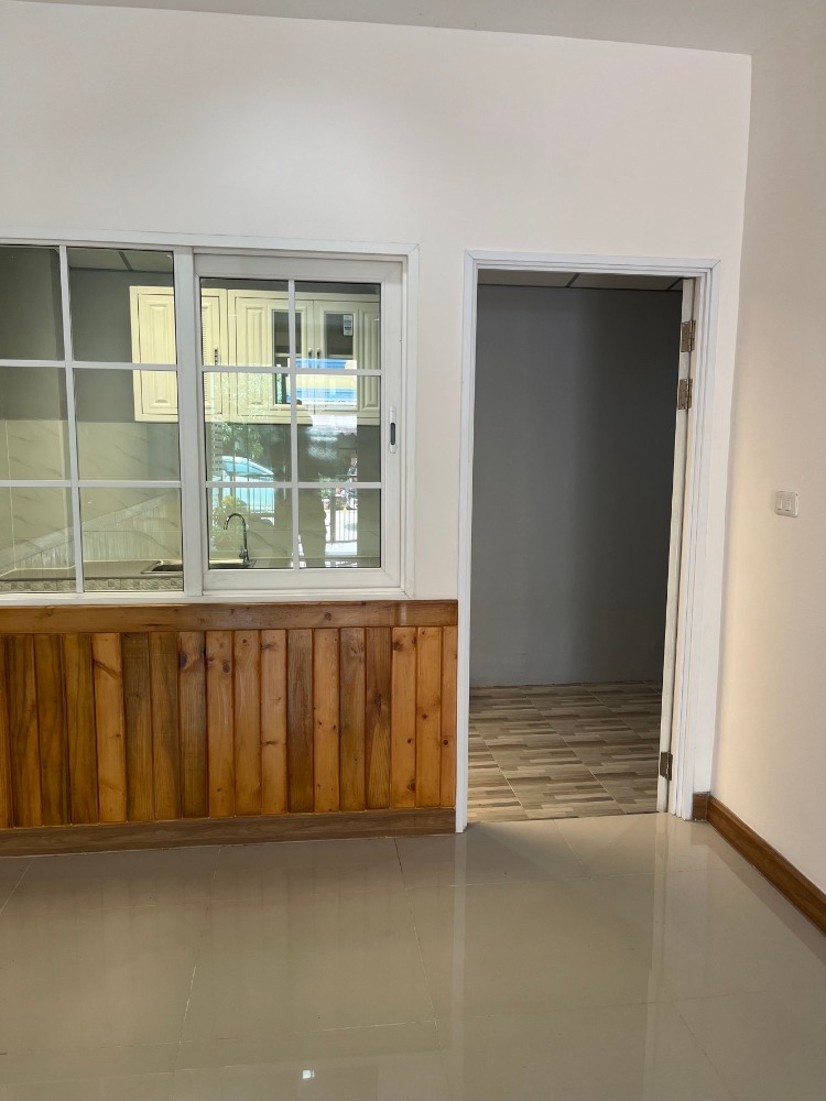 For SaleTownhomePattanakan, Srinakarin : P-2499 Urgent sale! Golden Town 2 On Nut-Pattanakarn, beautiful house, good location, convenient travel.