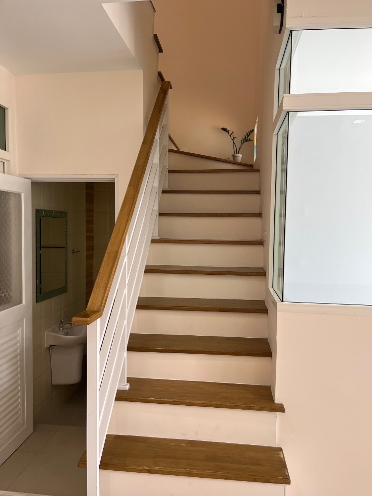 For SaleTownhomePattanakan, Srinakarin : P-2499 Urgent sale! Golden Town 2 On Nut-Pattanakarn, beautiful house, good location, convenient travel.