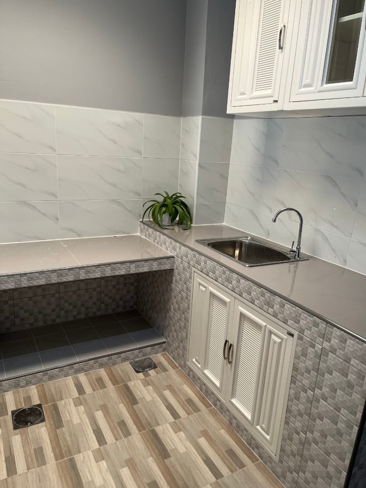 For SaleTownhomePattanakan, Srinakarin : P-2499 Urgent sale! Golden Town 2 On Nut-Pattanakarn, beautiful house, good location, convenient travel.