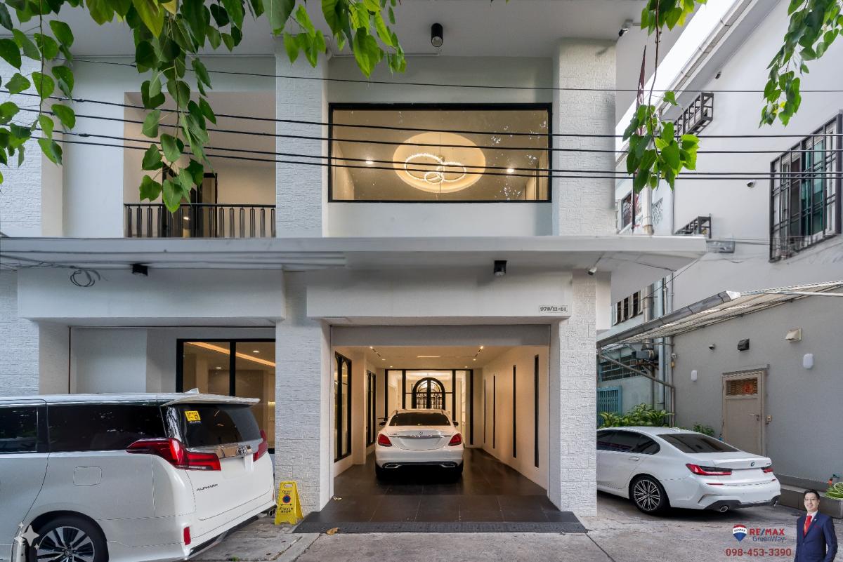For SaleShop HouseSathorn, Narathiwat : 🌳 4 units intersecting each other with a usable area of ​​504 sq m!?, 46 sq m, Charoen Krung 37, 2 large bedrooms! 4 bathrooms, 1 maids room, 3 floors (with elevator), decorated for over 10 million.