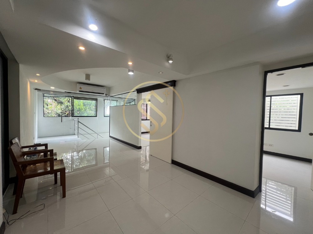 For RentHome OfficeSukhumvit, Asoke, Thonglor : Shared space for rent, urgent! On Sukhumvit Road 39 In Soi Promphan, 100 square meters, rent 70,000 baht/month.