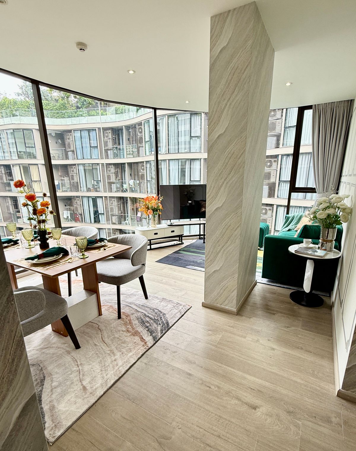 For RentCondoSukhumvit, Asoke, Thonglor : For rent: Low Rise 8-storey condo, FYNN Asoke, near Benjakitti Park and BTS Asoke, 350 m.