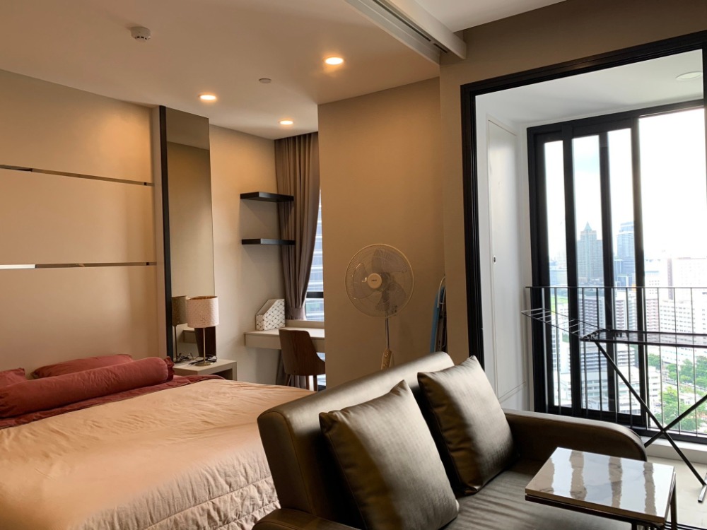 For RentCondoSiam Paragon ,Chulalongkorn,Samyan : Ashton Chula - Silom【𝐑𝐄𝐍𝐓】🔥Bright tone room, simple and elegant, complete with furniture/appliances. Near MRT Sam Yan 🔥 Contact Line ID: @hacondo