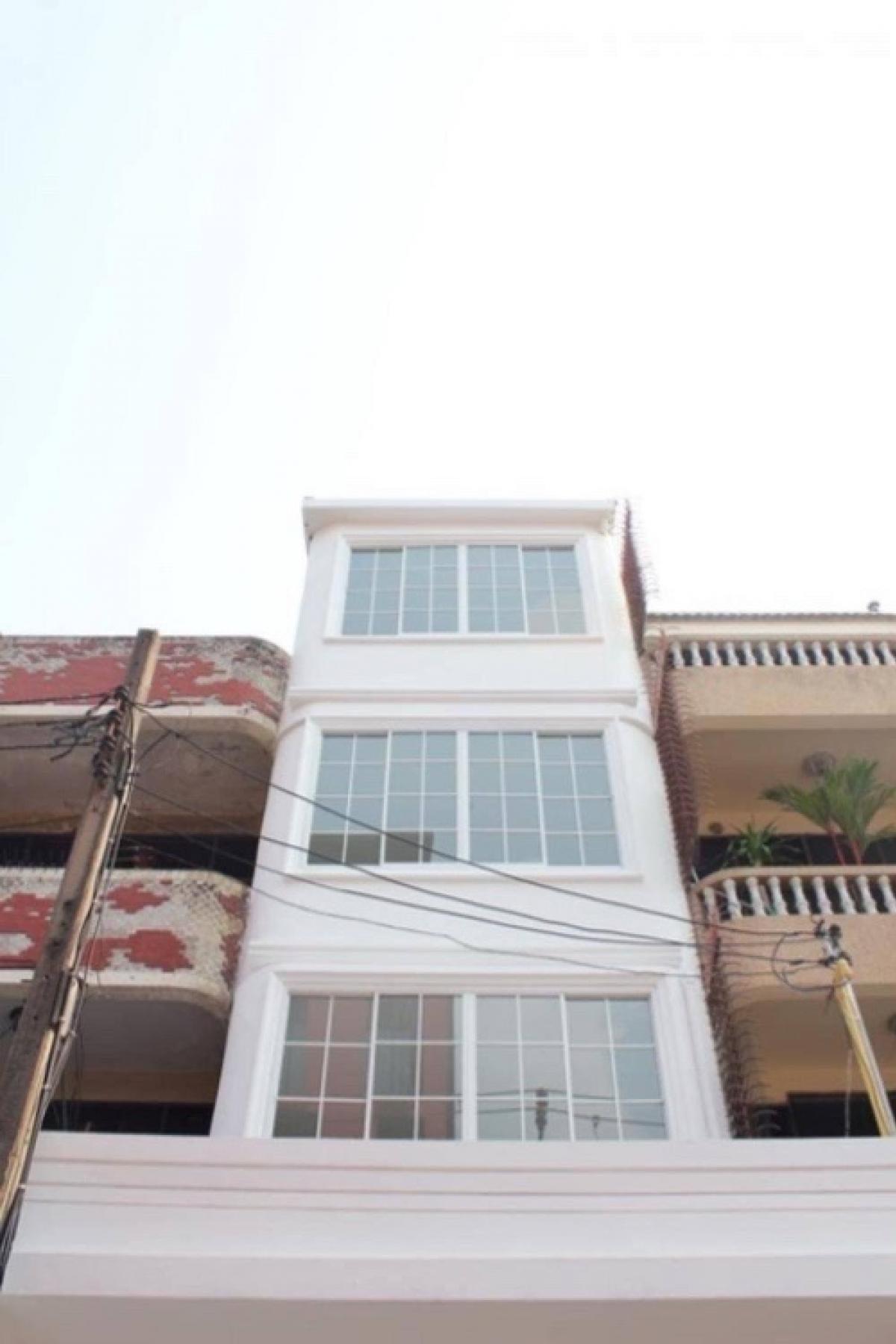 For RentHome OfficeSukhumvit, Asoke, Thonglor : For rent: Home office, Ekkamai, Sukhumvit 63, near BTS Ekkamai Station 1.8 km, 1 car park, can register a company