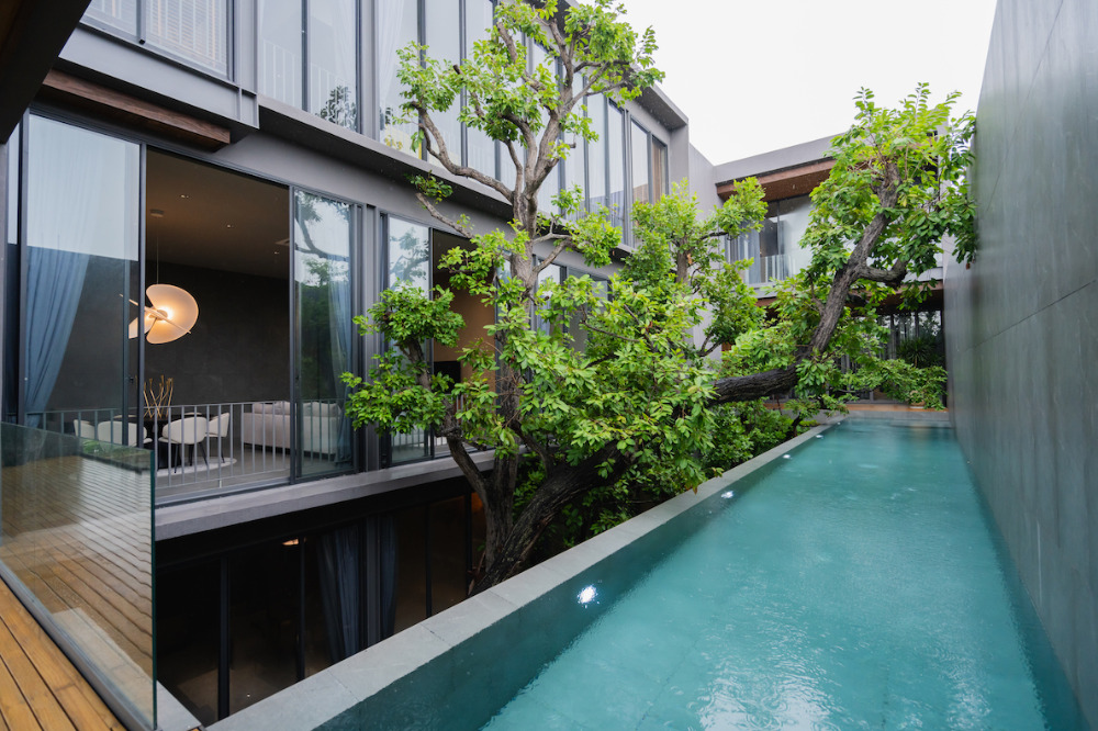 ขายบ้านโชคชัย4 ลาดพร้าว71 : บ้านเดี่ยว 3 ชั้น Unique Luxury  ซอยนาคนิวาส 20 พร้อมสระว่ายน้ำ 20 เมตร  ขนาดที่ดิน 215 ตรว.