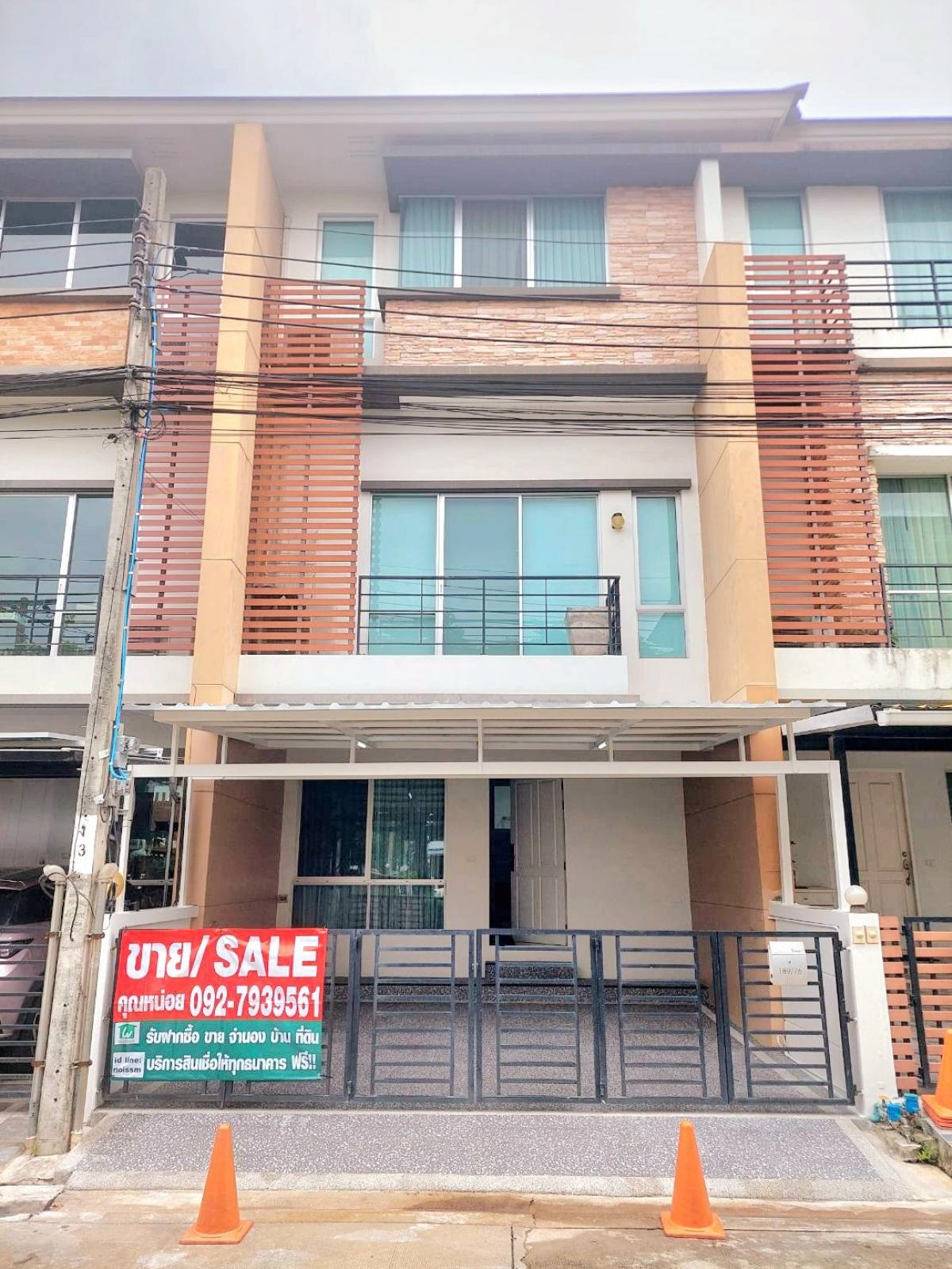 ขายทาวน์โฮมรามคำแหง หัวหมาก : ขายทาวน์โฮม 3.5 ชั้น พิ่ง renovate ใหม่ 3 นอน 4 น้ำ 2 ที่จอดรถในบ้าน หน้าบ้าน 1 คัน ขาบ 4.9 ล้าน บ้านสวยพร้อมอยู่ (LG-003)