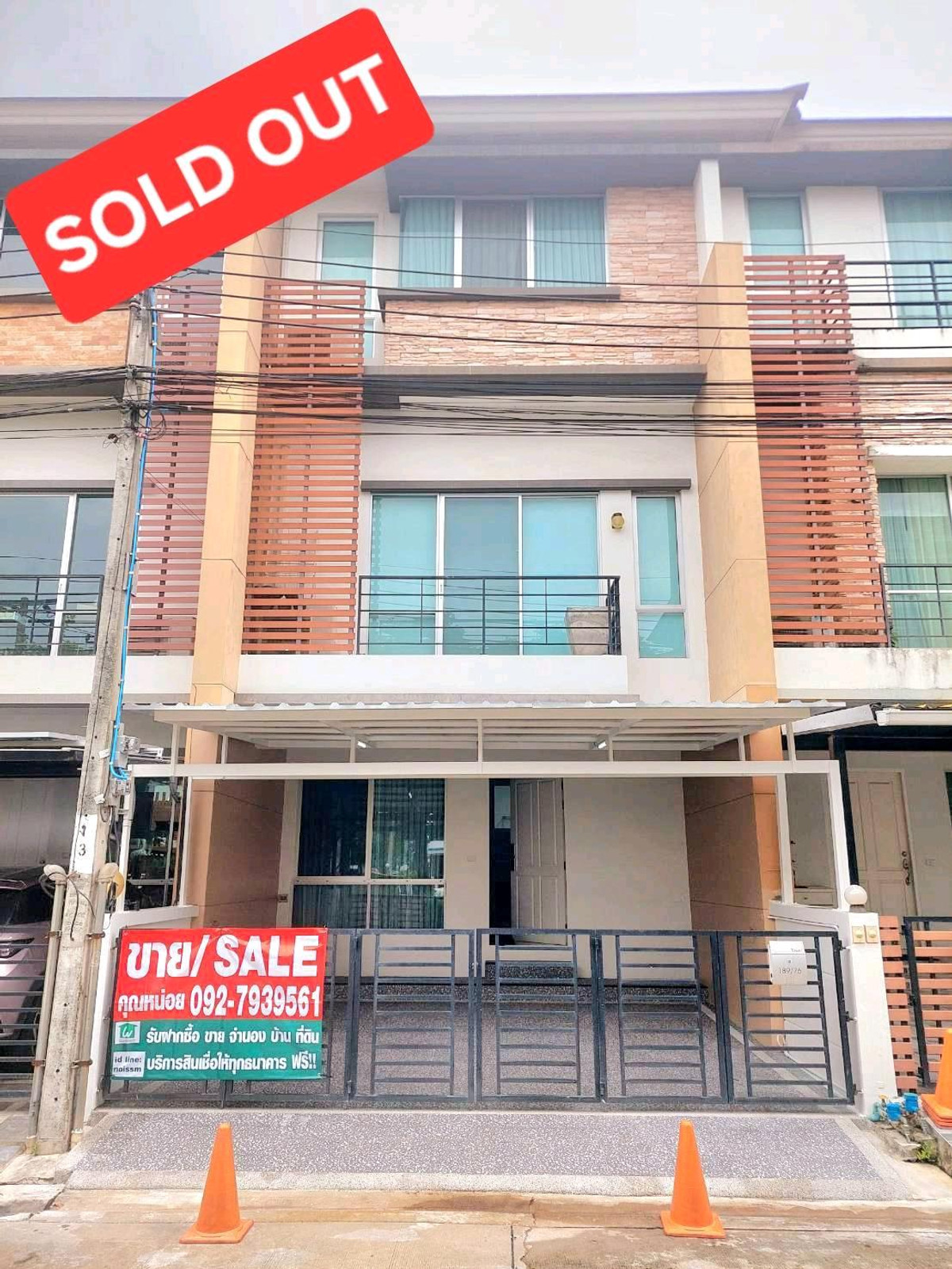 ขายทาวน์โฮมรามคำแหง หัวหมาก : ขายทาวน์โฮม 3.5 ชั้น พิ่ง renovate ใหม่ 3 นอน 4 น้ำ 2 ที่จอดรถในบ้าน หน้าบ้าน 1 คัน ขาบ 4.9 ล้าน สวยพร้อมอยู่