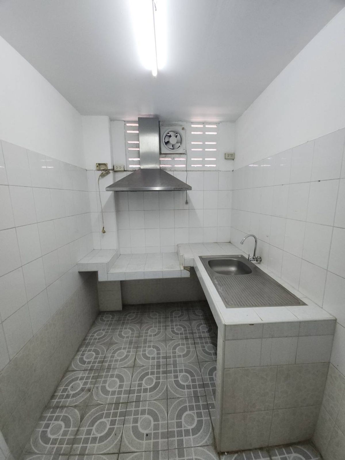 For RentTownhomeRattanathibet, Sanambinna : Townhome for rent near MRT Phra Nang Klao Bridge, just 1 minute.