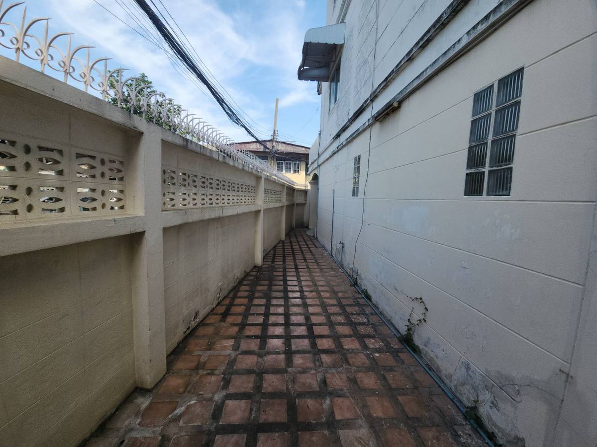 For RentTownhomeRattanathibet, Sanambinna : Townhome for rent near MRT Phra Nang Klao Bridge, just 1 minute.