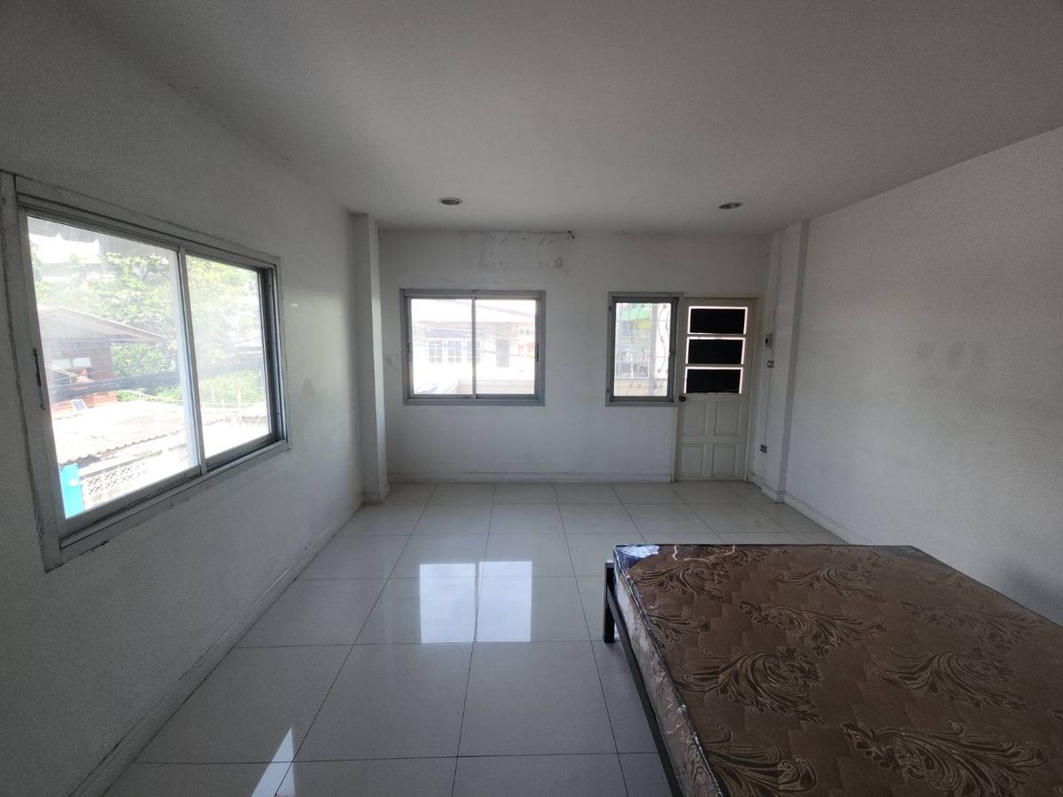 For RentTownhomeRattanathibet, Sanambinna : Townhome for rent near MRT Phra Nang Klao Bridge, just 1 minute.