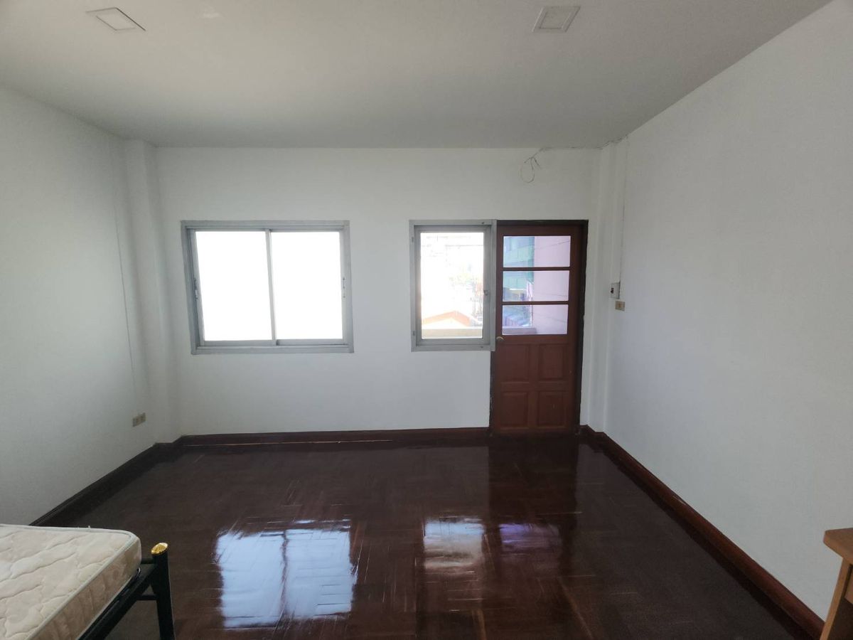 For RentTownhomeRattanathibet, Sanambinna : Townhome for rent near MRT Phra Nang Klao Bridge, just 1 minute.