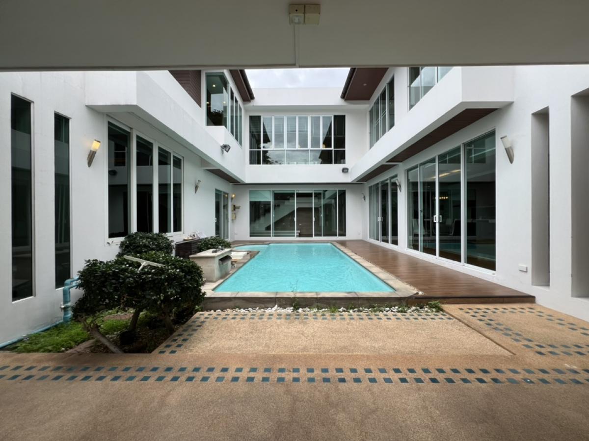 For SaleHouseChiang Mai : Pool villa for sale, prime location in the middle of Chiang Mai city, 200 sq m., close to Chiang Mai Ramkhamhaeng Hospital, only 5 minutes.
