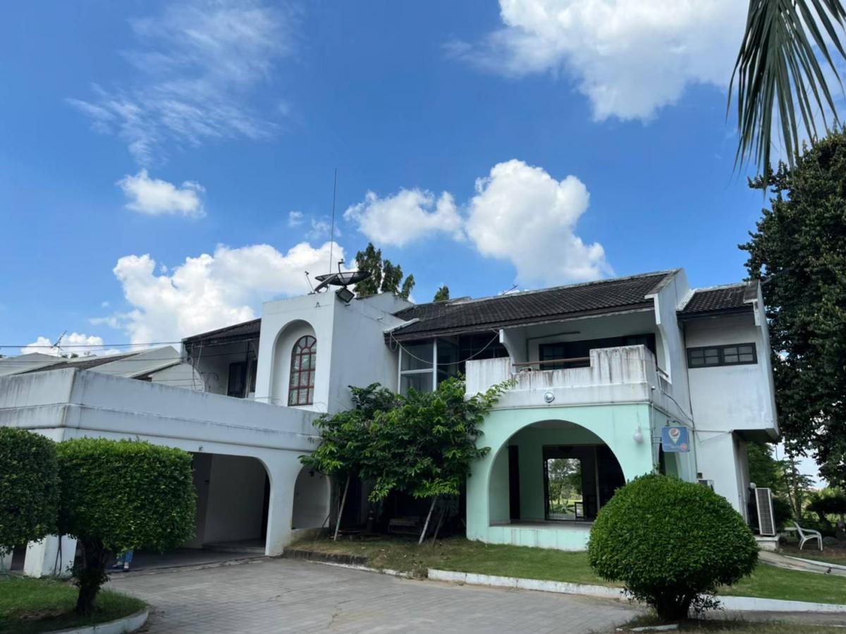 For SaleLandPathum Thani,Rangsit, Thammasat : House and land for sale in Muang Ek Rangsit. Large plot next to golf course Beautiful view and privacy