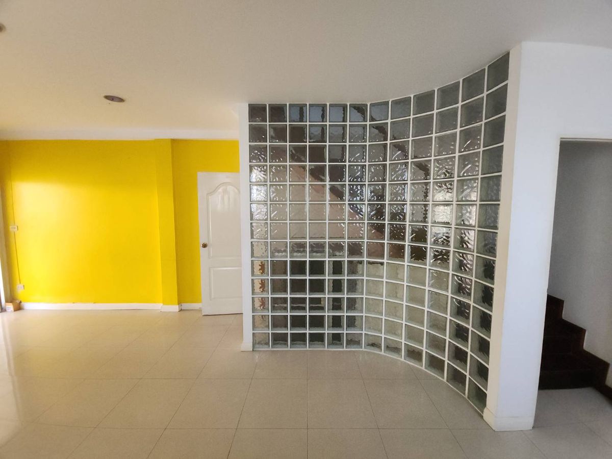 For RentTownhomeRattanathibet, Sanambinna : Townhome for rent near MRT Phra Nang Klao Bridge, just 1 minute.