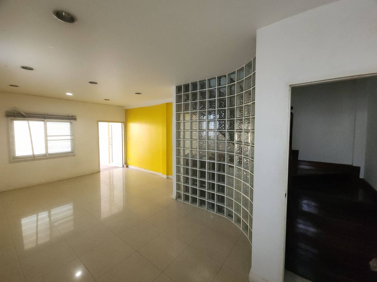 For RentTownhomeRattanathibet, Sanambinna : Townhome for rent near MRT Phra Nang Klao Bridge, just 1 minute.