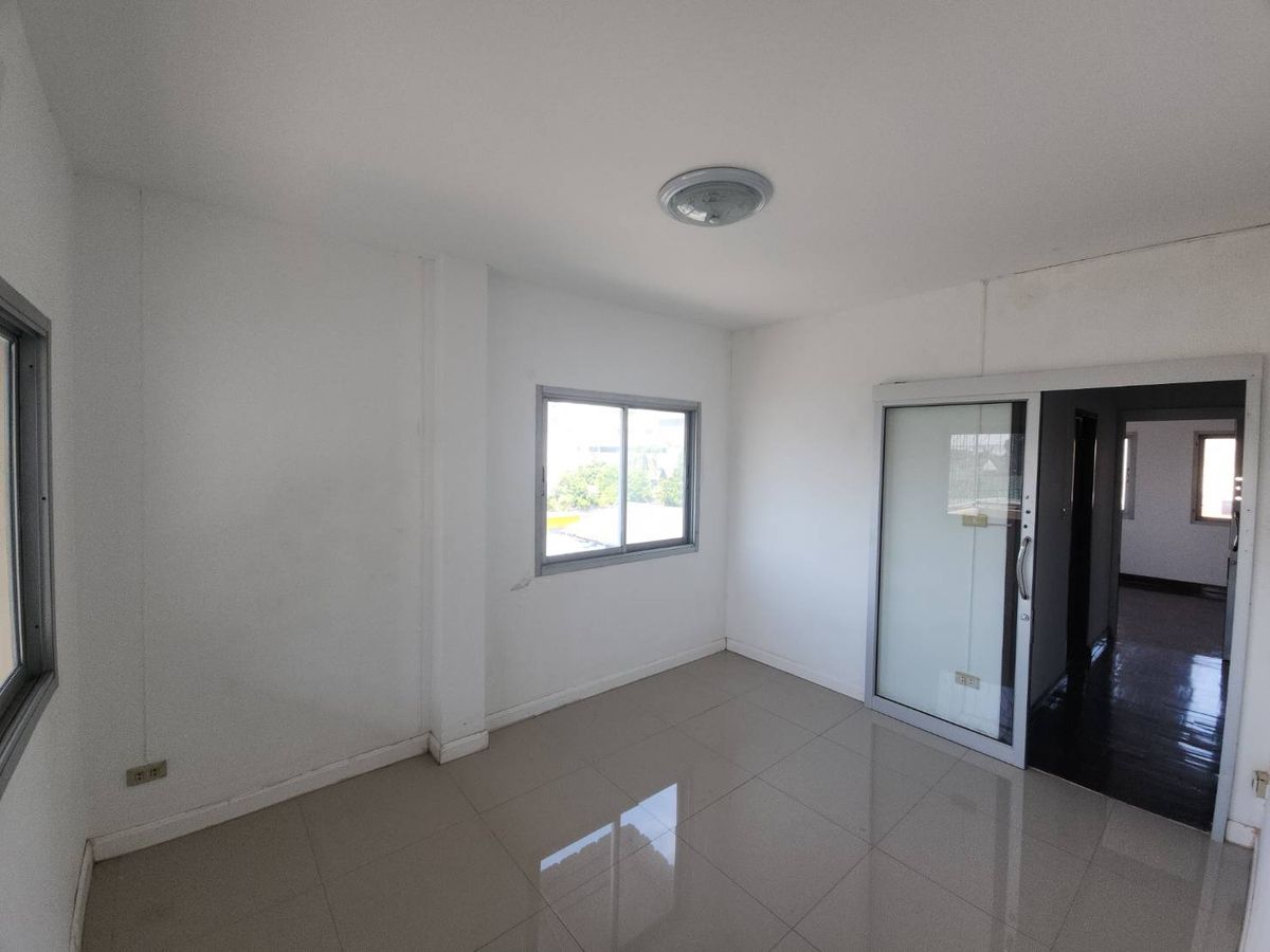 For RentTownhomeRattanathibet, Sanambinna : Townhome for rent near MRT Phra Nang Klao Bridge, just 1 minute.