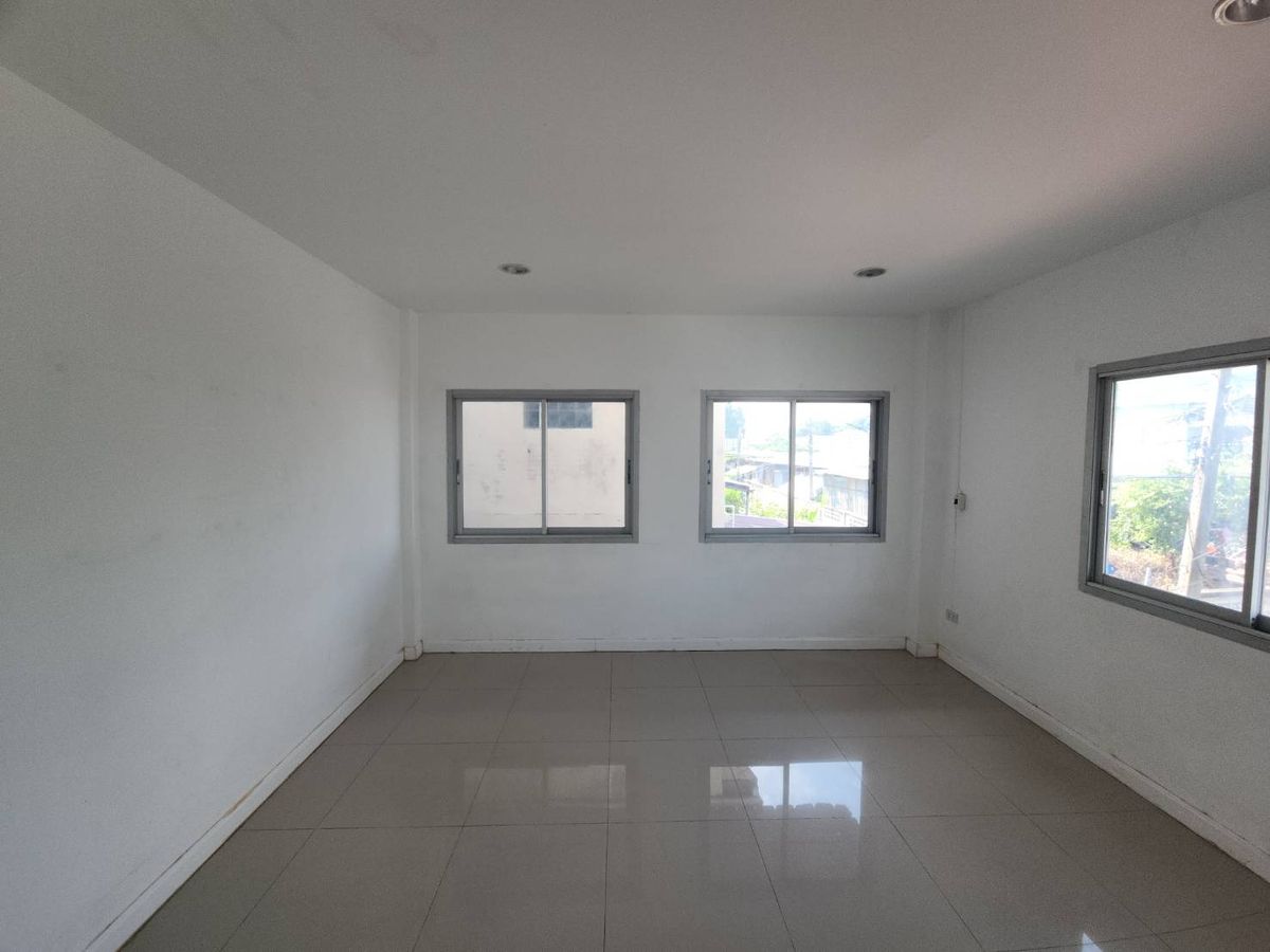 For RentTownhomeRattanathibet, Sanambinna : Townhome for rent near MRT Phra Nang Klao Bridge, just 1 minute.