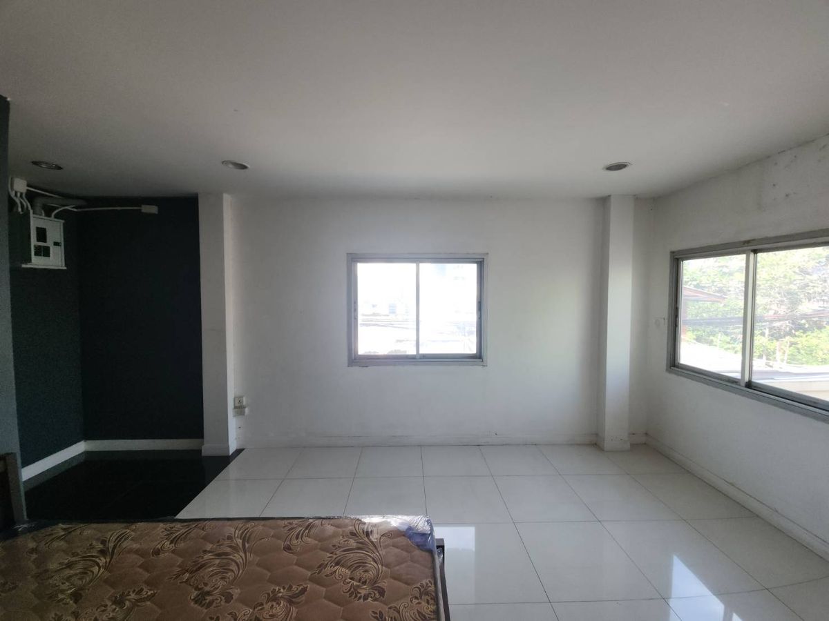 For RentTownhomeRattanathibet, Sanambinna : Townhome for rent near MRT Phra Nang Klao Bridge, just 1 minute.