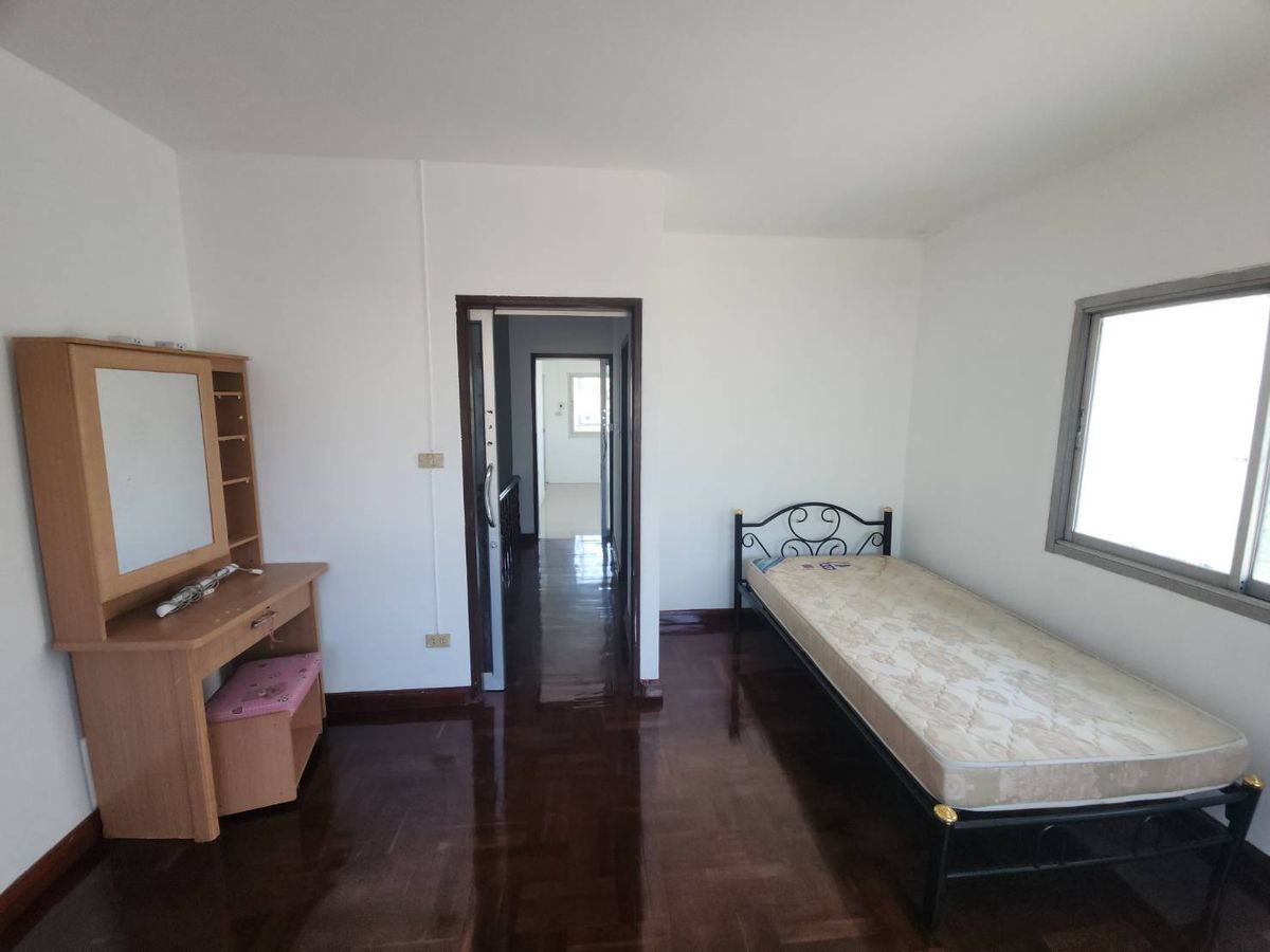 For RentTownhomeRattanathibet, Sanambinna : Townhome for rent near MRT Phra Nang Klao Bridge, just 1 minute.