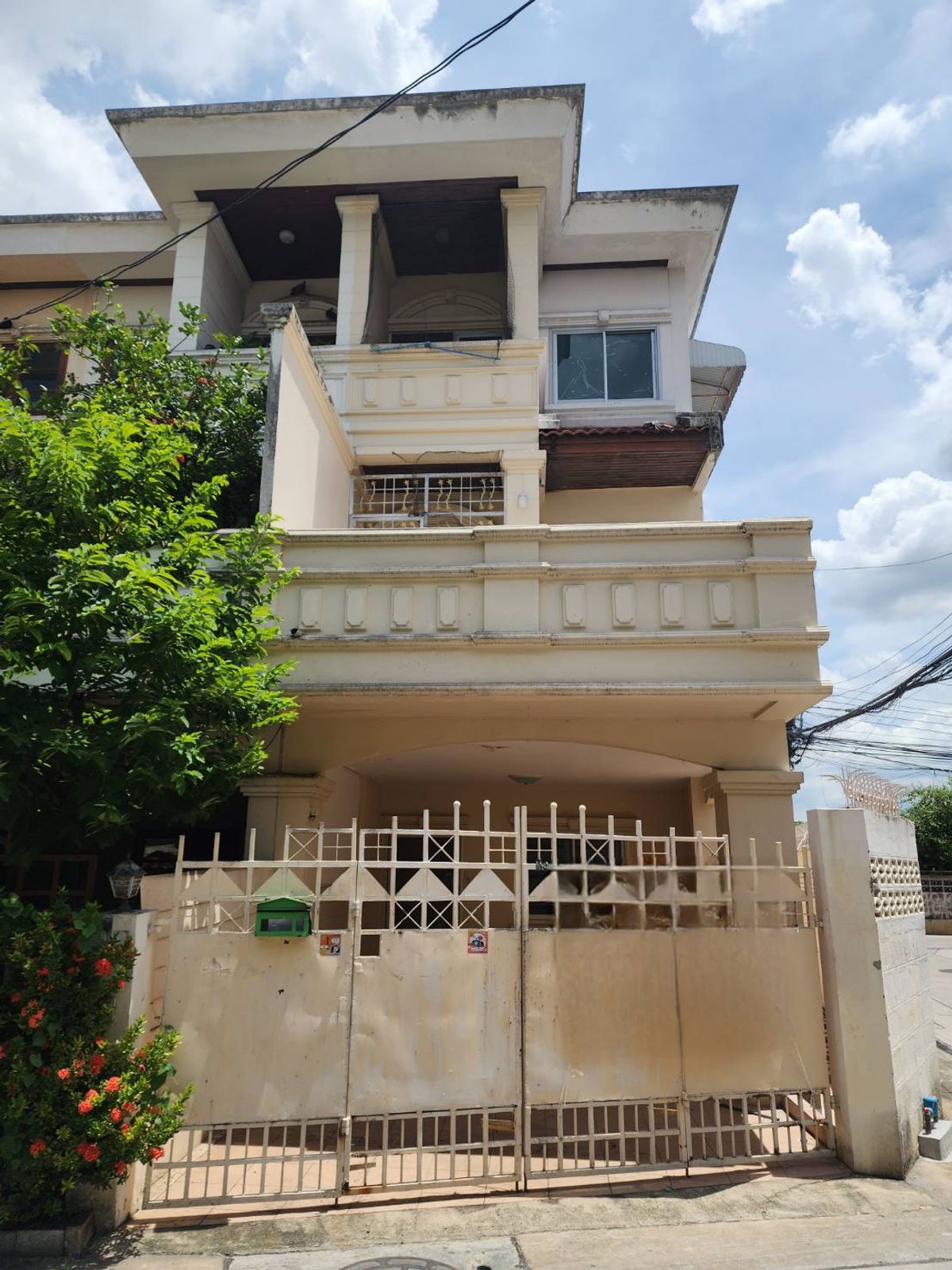 For RentTownhomeRattanathibet, Sanambinna : Townhome for rent near MRT Phra Nang Klao Bridge, just 1 minute.