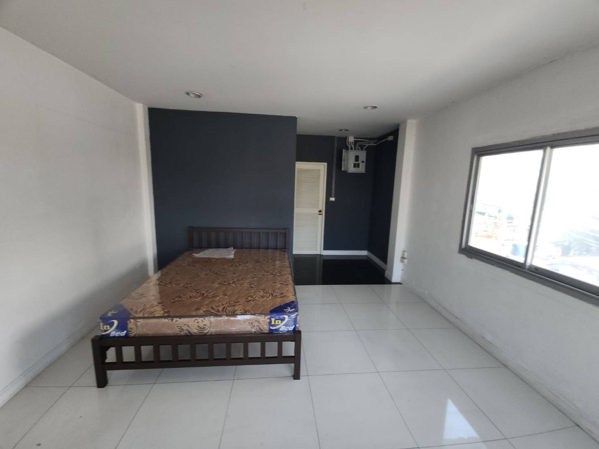 For RentTownhomeRattanathibet, Sanambinna : Townhome for rent near MRT Phra Nang Klao Bridge, just 1 minute.