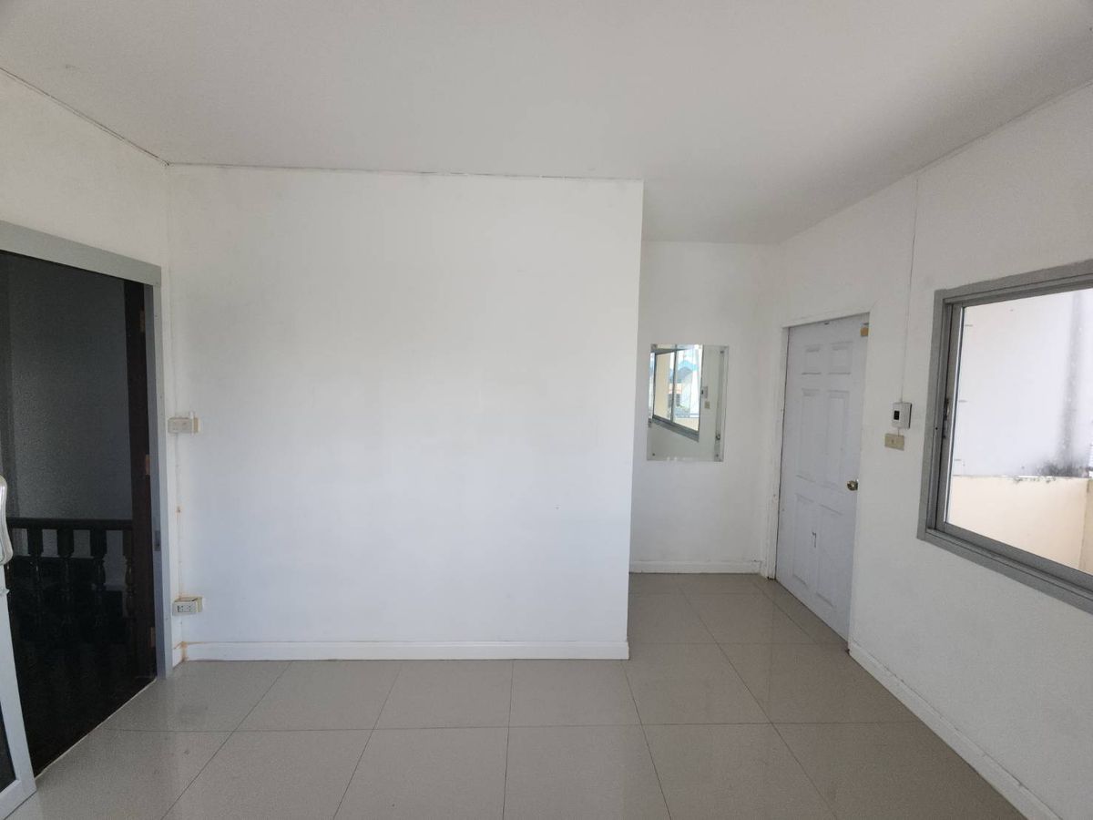 For RentTownhomeRattanathibet, Sanambinna : Townhome for rent near MRT Phra Nang Klao Bridge, just 1 minute.