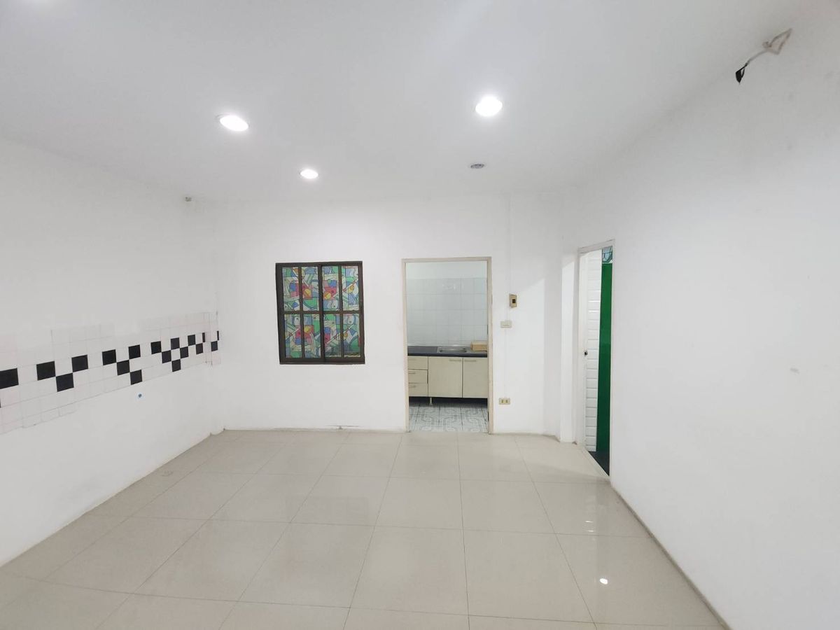 For RentTownhomeRattanathibet, Sanambinna : Townhome for rent near MRT Phra Nang Klao Bridge, just 1 minute.