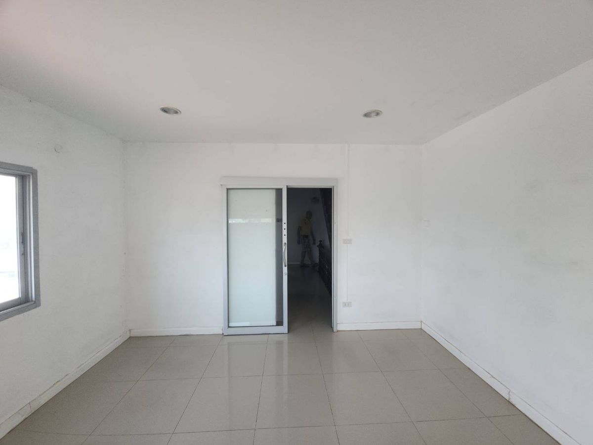 For RentTownhomeRattanathibet, Sanambinna : Townhome for rent near MRT Phra Nang Klao Bridge, just 1 minute.