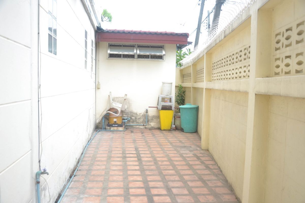 For RentTownhomeRattanathibet, Sanambinna : Townhome for rent near MRT Phra Nang Klao Bridge, just 1 minute.