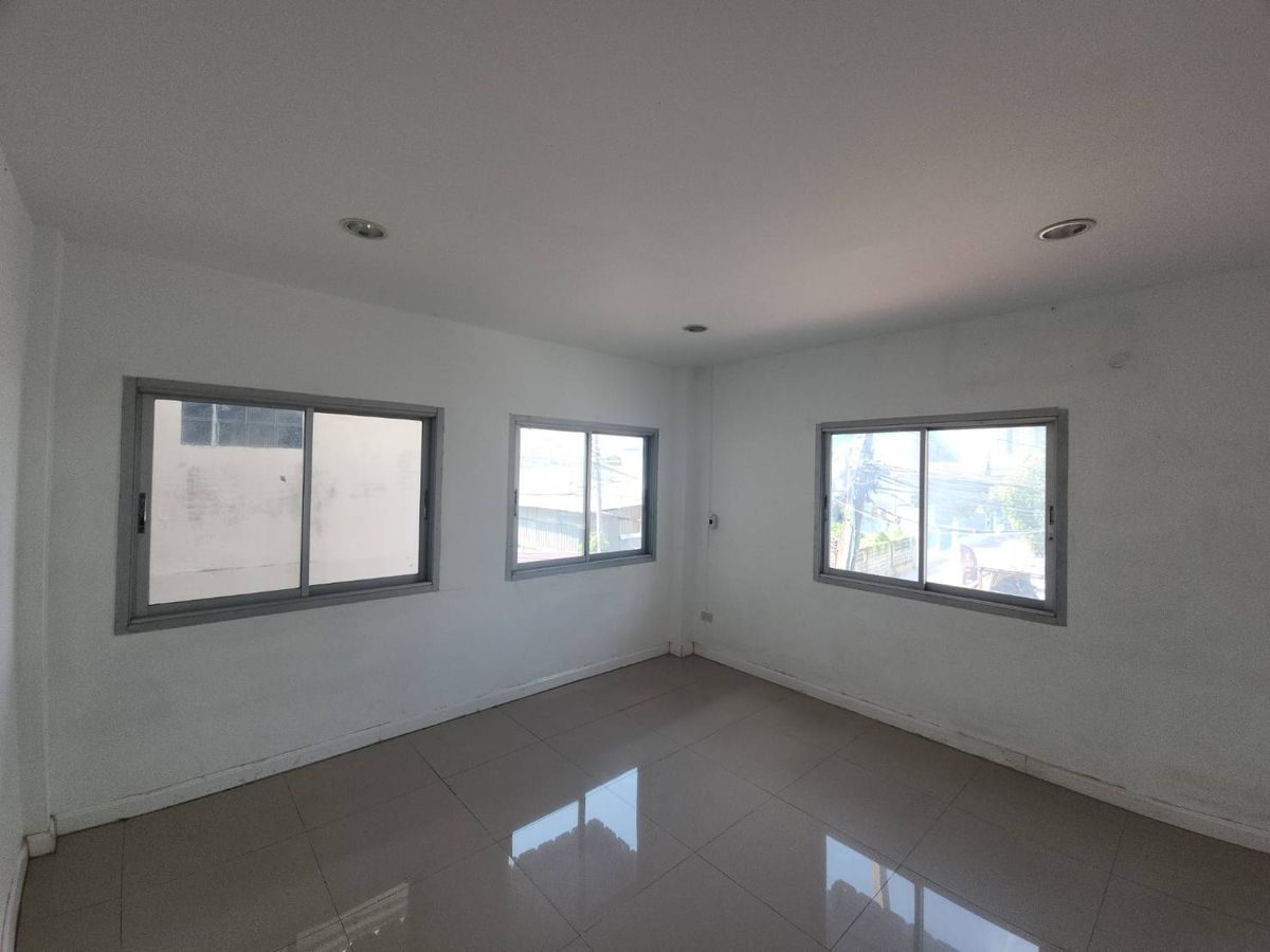 For RentTownhomeRattanathibet, Sanambinna : Townhome for rent near MRT Phra Nang Klao Bridge, just 1 minute.