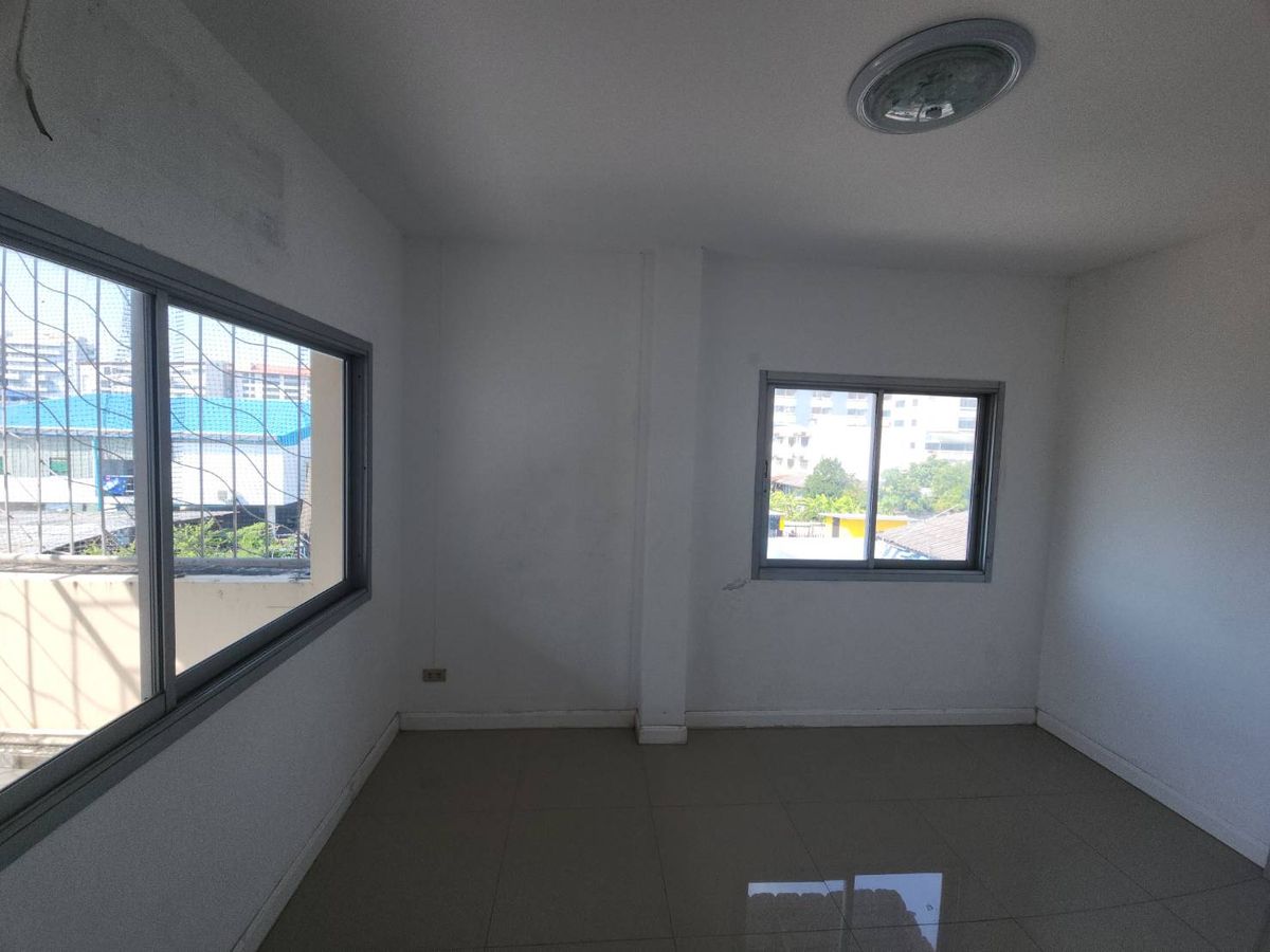 For RentTownhomeRattanathibet, Sanambinna : Townhome for rent near MRT Phra Nang Klao Bridge, just 1 minute.