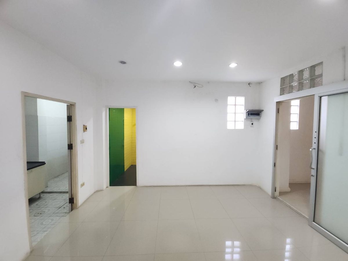 For RentTownhomeRattanathibet, Sanambinna : Townhome for rent near MRT Phra Nang Klao Bridge, just 1 minute.