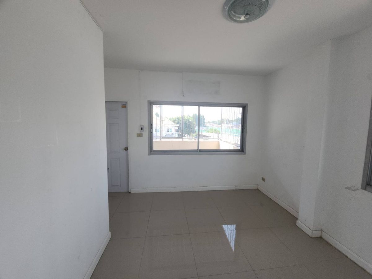 For RentTownhomeRattanathibet, Sanambinna : Townhome for rent near MRT Phra Nang Klao Bridge, just 1 minute.