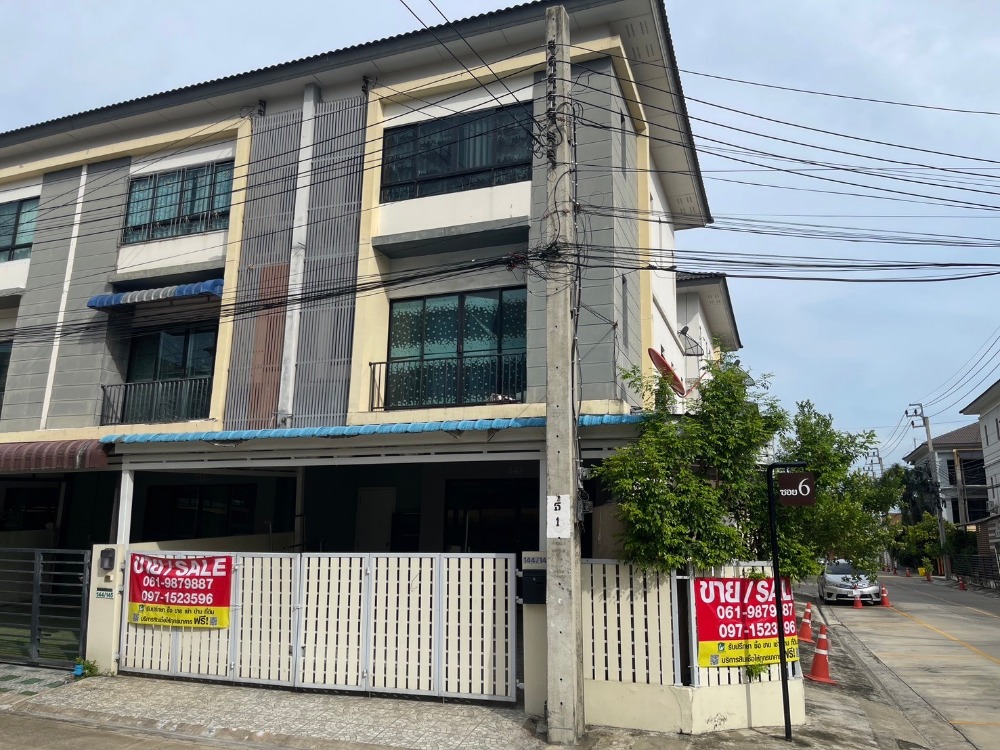 For SaleTownhomeBang kae, Phetkasem : 3-story townhome for sale, corner unit, The Connect Up 3 Village, Wongwaen-Bang Khae, Kanchanaphisek Road. Near The Mall Bang Khae, 3 bedrooms, 3 bathrooms, added the back of the house and the front roof, can park 2 cars, ready to move in.