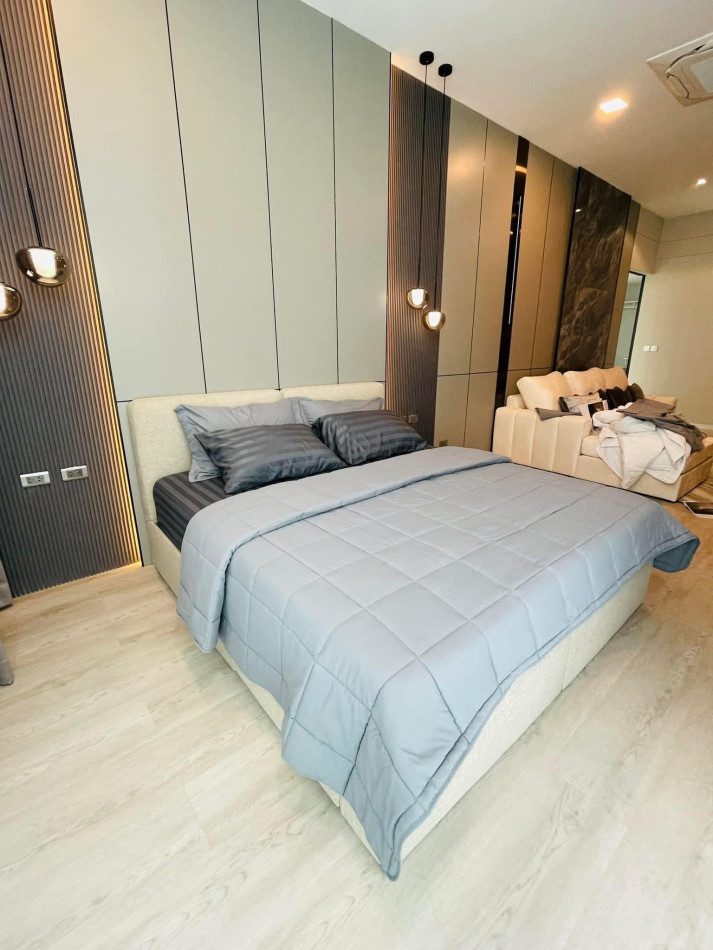 For RentHousePattanakan, Srinakarin : For rent, luxury house, Vive Krungthep Kreetha, with private lift, 4 bedrooms, near Wellington School