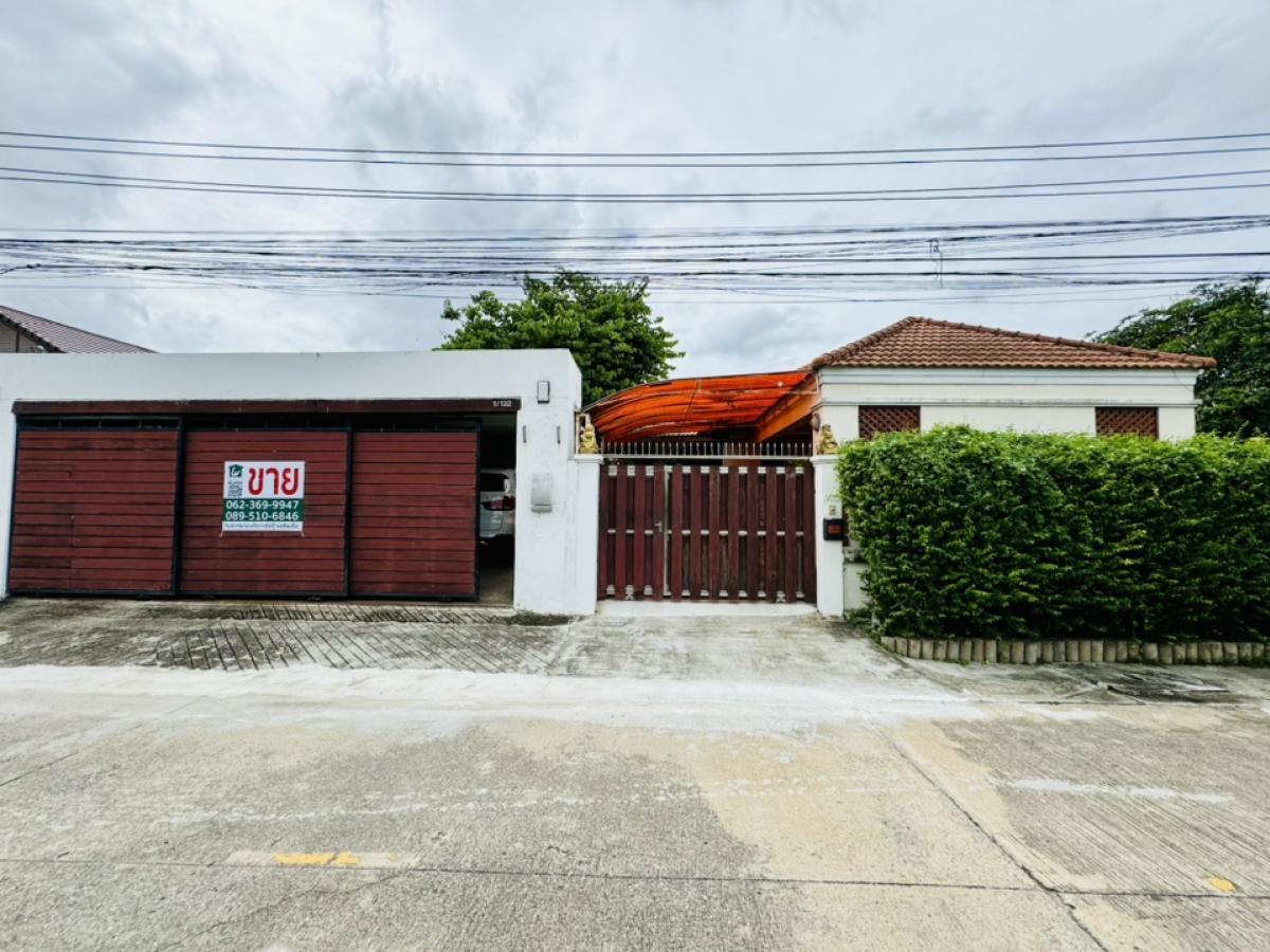For SaleHousePathum Thani,Rangsit, Thammasat : Special discount 1 million baht!! Selling 2 single houses in Soi Phahon Yothin 64 at a very good price, size 160 sq m, quiet atmosphere, private, convenient transportation, near the main road and the Green Line BTS, only 6 minutes away.