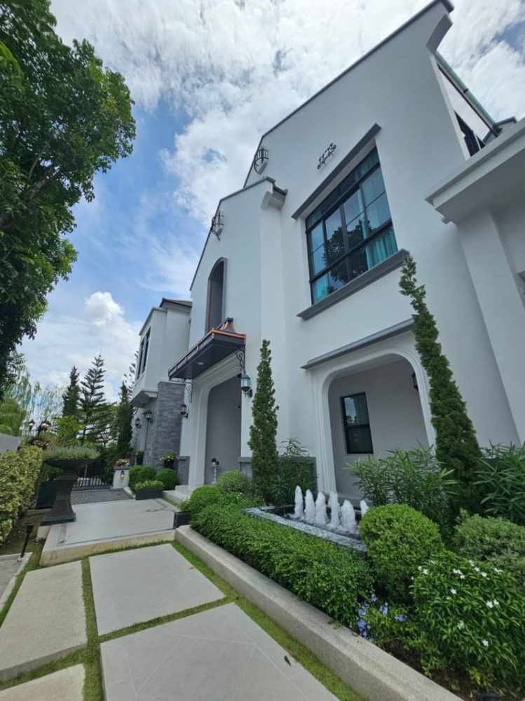 For RentHousePattanakan, Srinakarin : sale/rent: Luxury village Nantawan Rama9- New Krungthepkreeta Nantawan Rama 9- Krungthep Kreetha, newly cut, beautifully decorated, 5 bedrooms, garden front/clubhouse front, location Krungthep Kreetha, Srinakarin, near Suvarnabhumi Airport.