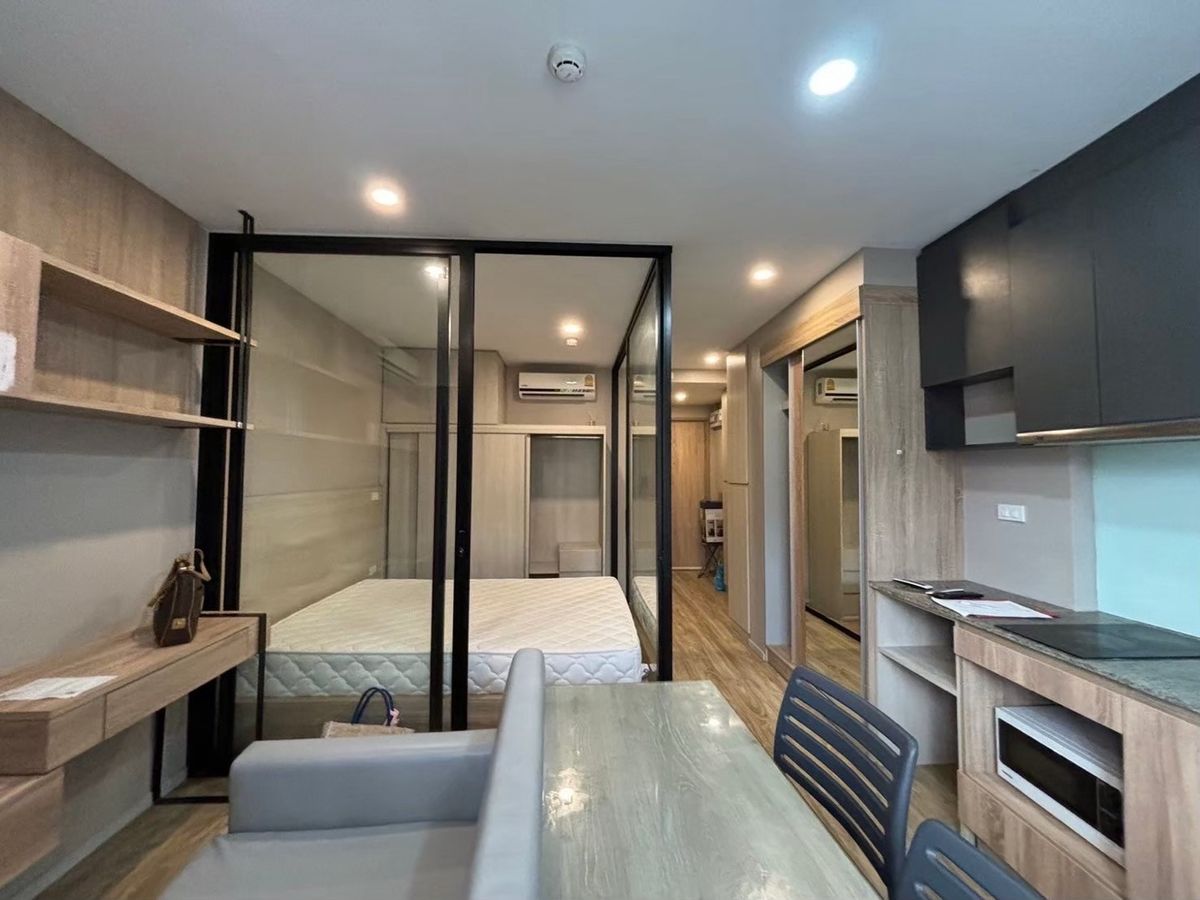 For RentCondoSathorn, Narathiwat : 🌃For rent The Blossom Sathorn- Charoenrat 1 bedroom, fully furnished ❤️⭐️ There is a shuttle service to BTS Surasak Line OA: @ladysai