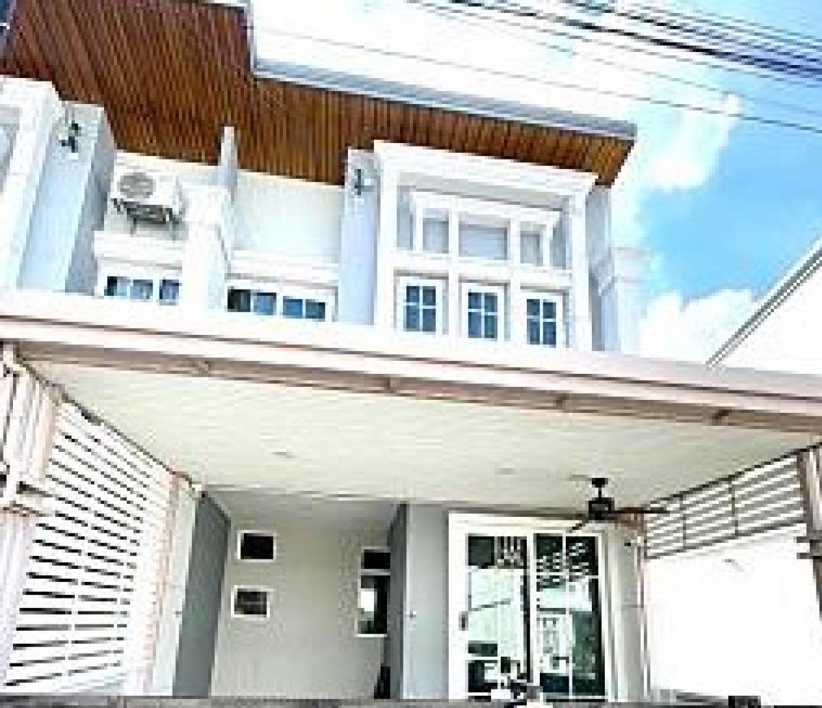ให้เช่าทาวน์โฮมลาดกระบัง สุวรรณภูมิ : ให้เช่าบ้านทาวน์โฮม​ โครงการโกลเด้นทาวน์​3​ บางนา-สวนหลวง​ บ้านสวย​ ทันสมัย
