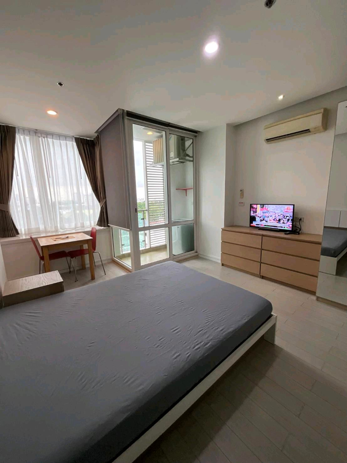 For SaleCondoRama9, Petchburi, RCA : TC Green Rama 9, owner sells it himself. The price is not expensive, near Si Som line.