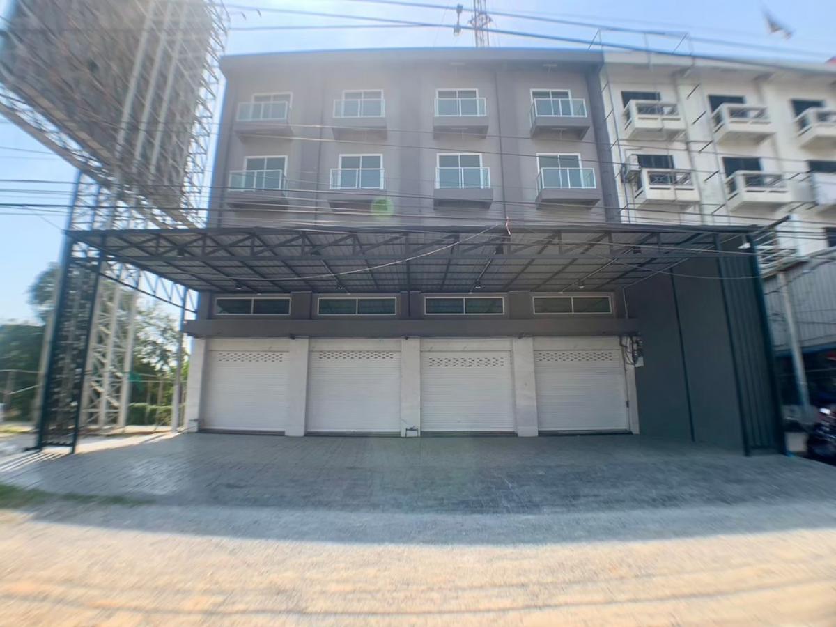 For RentShop HousePathum Thani,Rangsit, Thammasat : Commercial building for rent, 4 and a half floors, 4 units, corner room, newly renovated, lots of parking, next to Road 346, Pathum Thani.