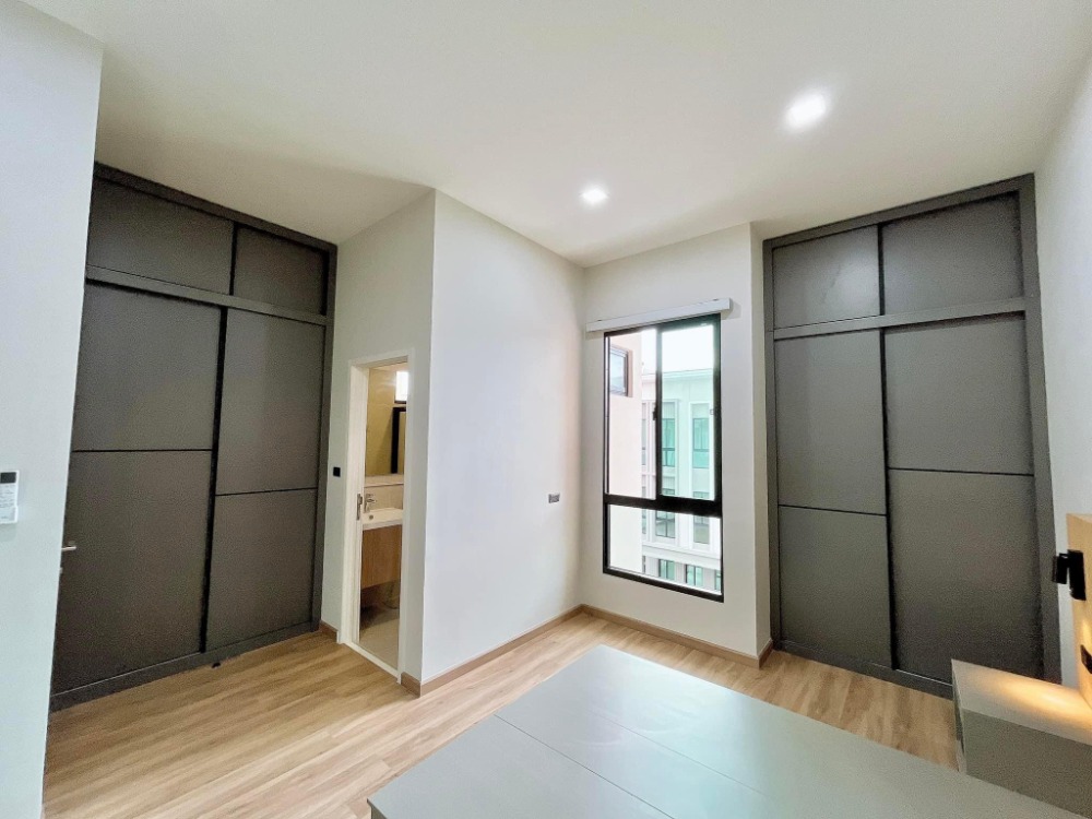 ● For Rent ● ทาวน์โฮม 3 ชั้น 3 ห้องนอน | 30.00 ตร.ว. 240.00ตร.ม. | ใกล้ Major รัชโยธิน 5 นาที, Avenue รัชโยธิน 8 นาที, มหาวิทยาลัยเกษตรศาสตร์ 13 นาที Loading...