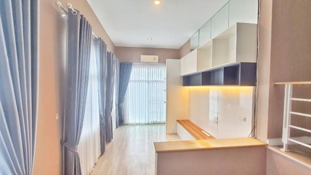 For RentHousePattanakan, Srinakarin : P-2566 Urgent for rent! Perfect place, Krungthep Kreetha, beautiful house, ready to move in, on the main road, easy to travel, surrounded by amenities.
