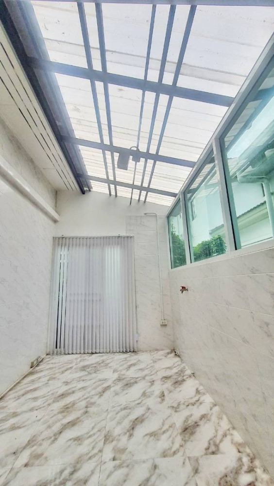 For RentHousePattanakan, Srinakarin : P-2566 Urgent for rent! Perfect place, Krungthep Kreetha, beautiful house, ready to move in, on the main road, easy to travel, surrounded by amenities.