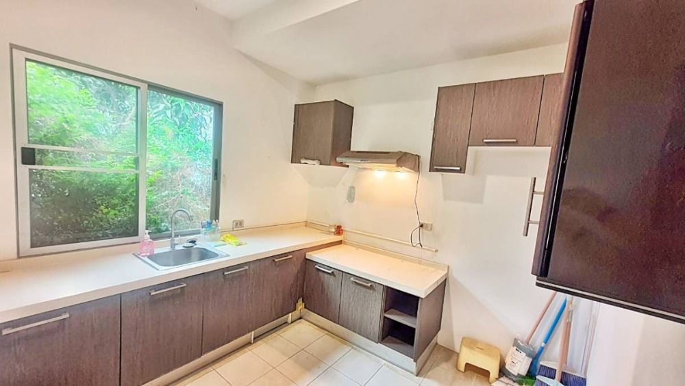 For RentHousePattanakan, Srinakarin : P-2566 Urgent for rent! Perfect place, Krungthep Kreetha, beautiful house, ready to move in, on the main road, easy to travel, surrounded by amenities.