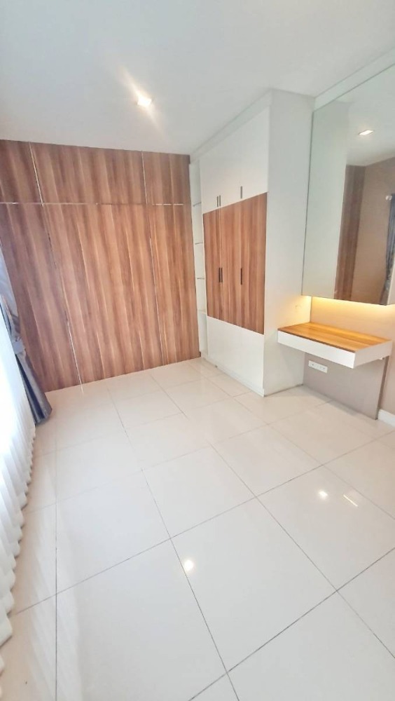For RentHousePattanakan, Srinakarin : P-2566 Urgent for rent! Perfect place, Krungthep Kreetha, beautiful house, ready to move in, on the main road, easy to travel, surrounded by amenities.