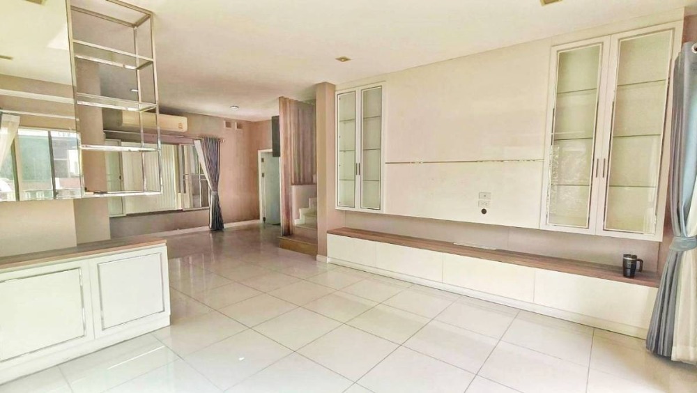 For RentHousePattanakan, Srinakarin : P-2566 Urgent for rent! Perfect place, Krungthep Kreetha, beautiful house, ready to move in, on the main road, easy to travel, surrounded by amenities.