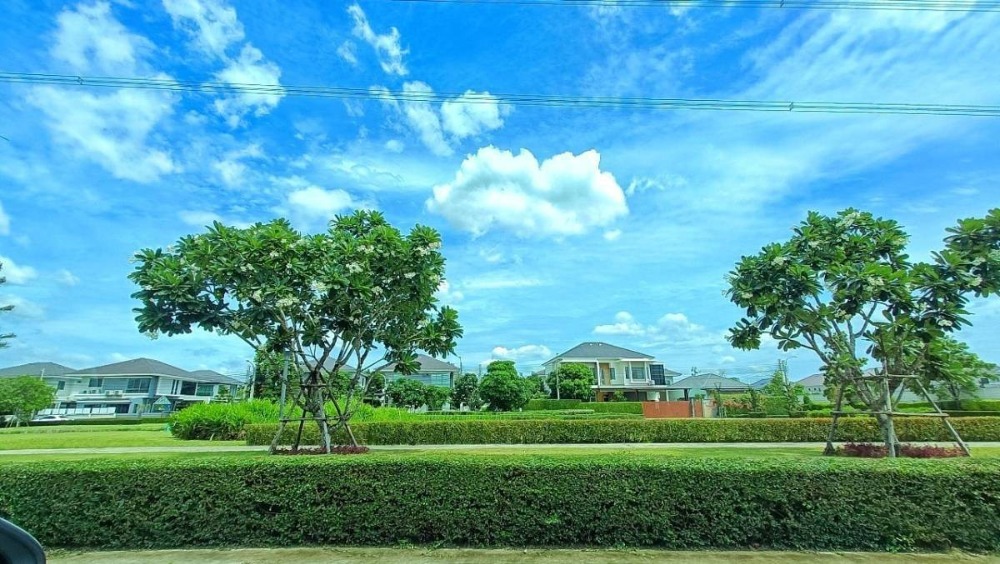 For RentHousePattanakan, Srinakarin : P-2566 Urgent for rent! Perfect place, Krungthep Kreetha, beautiful house, ready to move in, on the main road, easy to travel, surrounded by amenities.